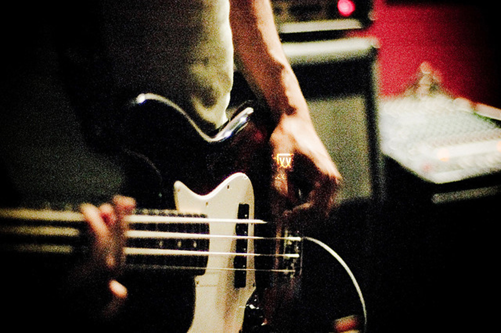 left_handed_bass_guitar_player.jpg