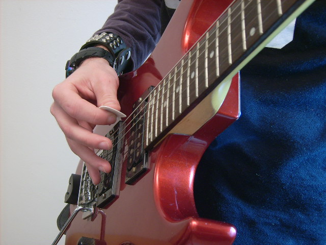 电吉他右手拨片泛音技巧完全攻略3.jpg