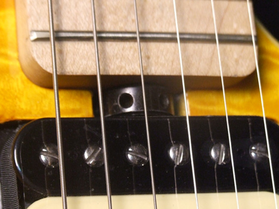 Musicman吉他比较常见的一种调节杆，还算方便，对工具的要求也相对简单.jpg