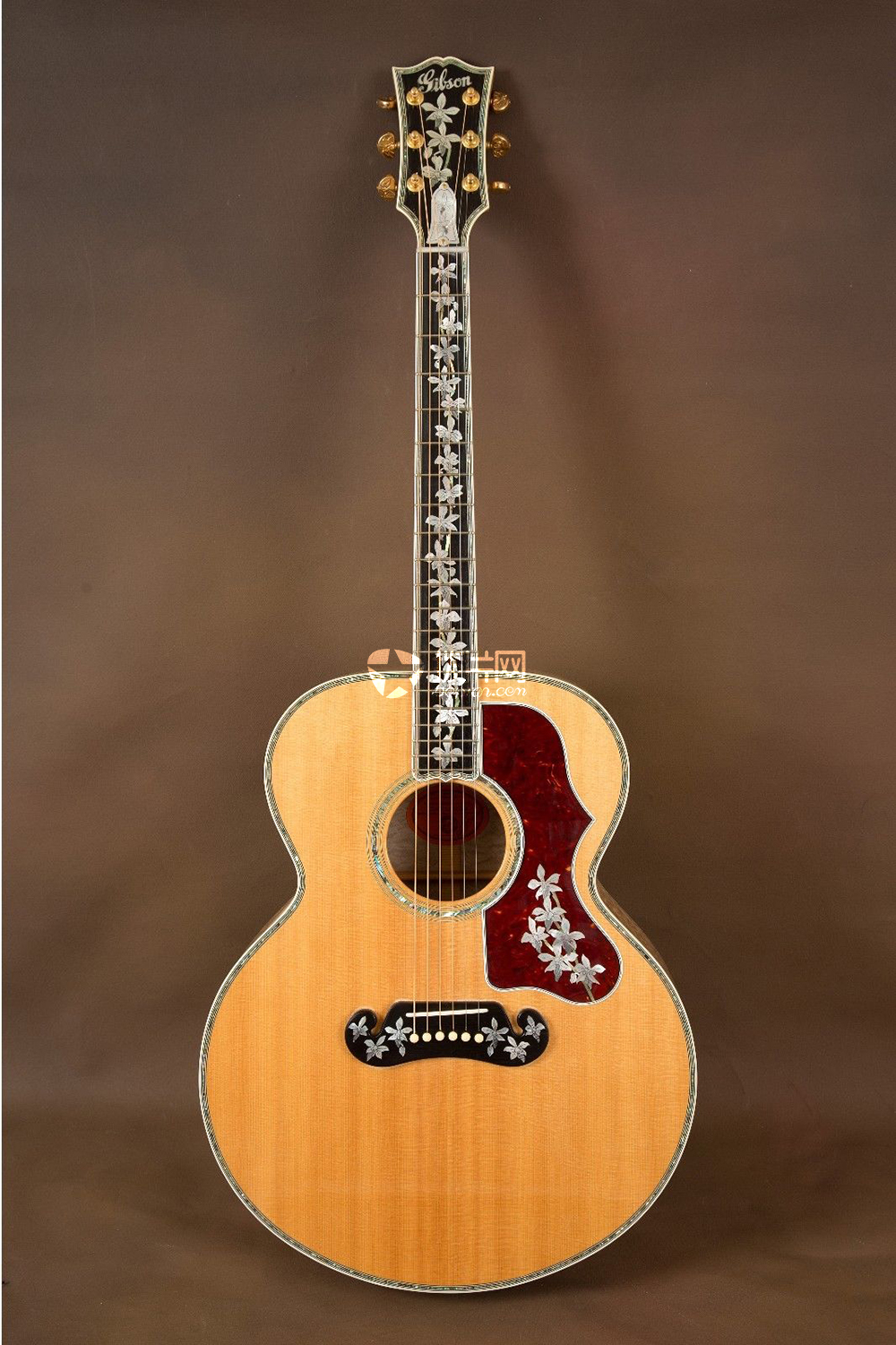 Gibson_J-200_Master_Museum_Acoustic_Guitar!_SJ-200_(2).JPG