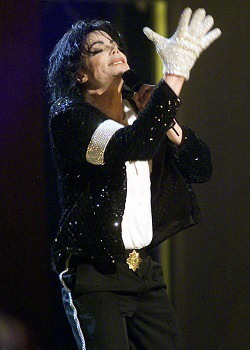 Michael_Jackson_和他的闪亮亮手套.jpg