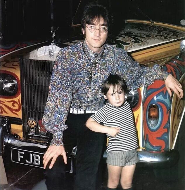 列侬与劳斯莱斯汽车.jpg