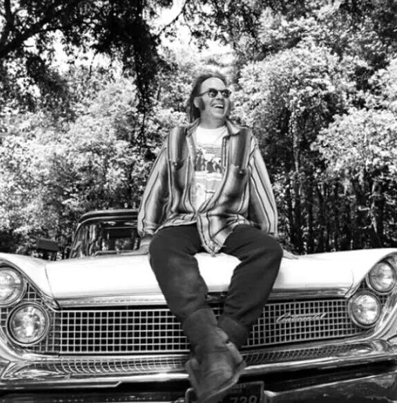 Neil_Young坐在林肯Continental车前.jpg