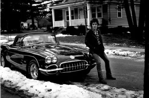 70年代大红大紫的摇滚乐手Bruce_Springsteen与他的60_Corvette.png