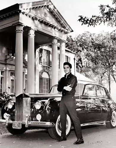 猫王在自己的家前，边上是他的劳斯莱斯Phantom_V，和列侬的那辆同一车型.png
