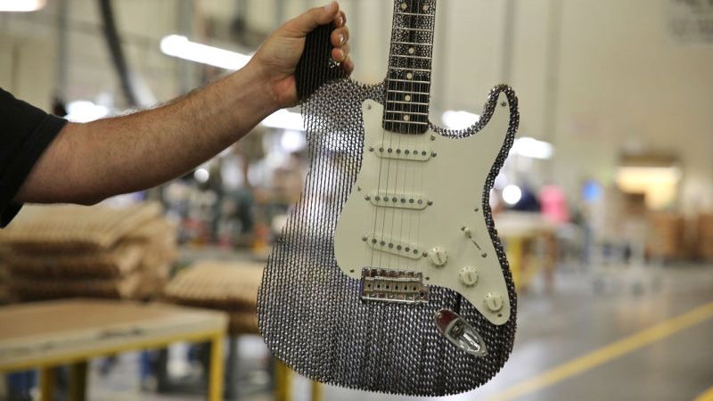 Fender_Custom_Shop_Cardboard_Stratocaster_Guitar_镂空吉他_拨片网.jpg