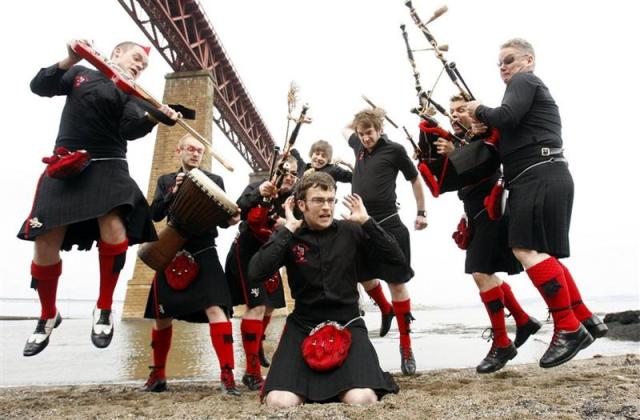 Red_Hot_Chilli_Pipers_拨片网_致敬乐队.jpg